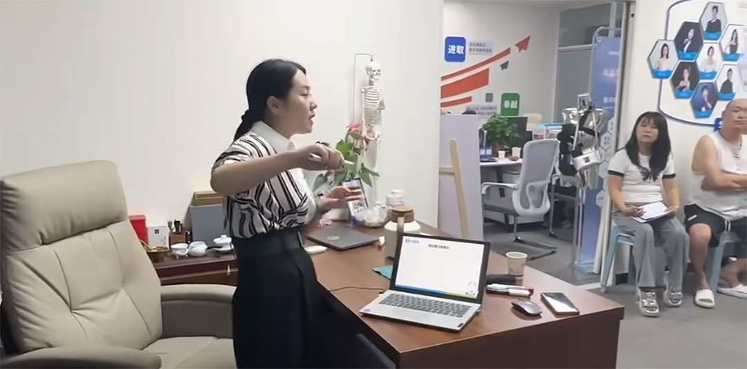 邬雅星工作场景